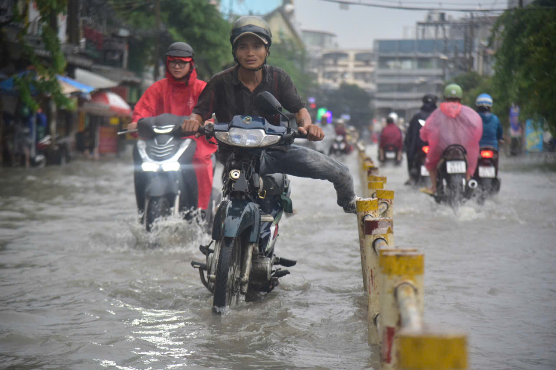 中午大雨,胡志明市多处积水,从今天下午到明天下午部分地区降雨量达140毫米